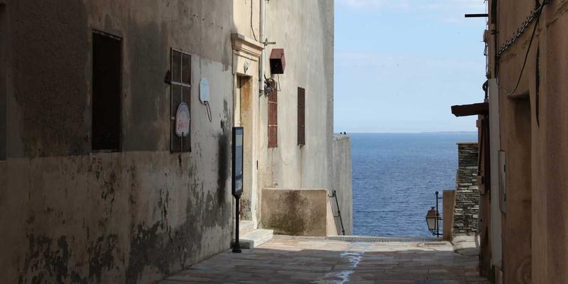 海岛奇兵战舰科技升级顺序推荐：中前期与后期不同发展路径与兵种搭配战术指南