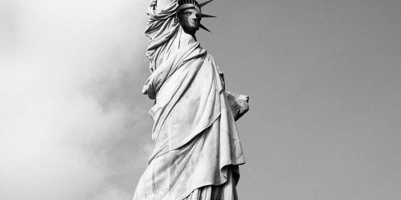 海岛奇兵资源保护终极指南：活用保险库与资源船，搭配兵种实现零损失